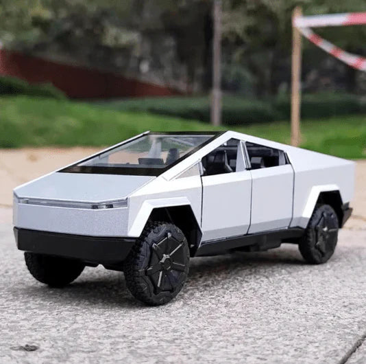 "RC Tesla Cybertruck – Futuristic 4x4 Power with Realistic Design!"